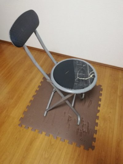 壊れた椅子
